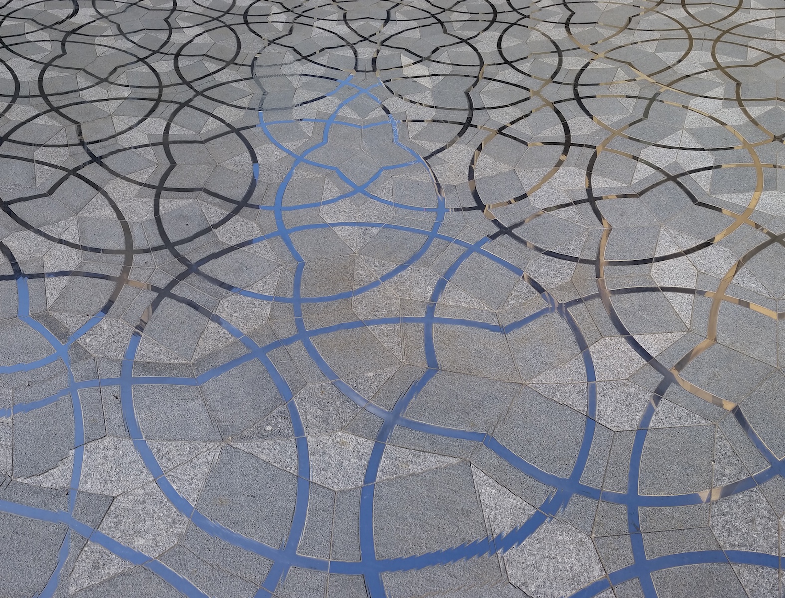 Penrose tiling Oxford ©2014 Kelbv